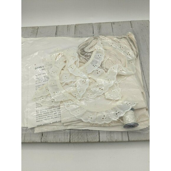 Creative Circle 0465 Embroidery Candle-Wicking Pillow Colonial Welcome Pineapple - Picture 5 of 5